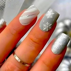 Winter snow design- silver/gray and white press on nails 💅🏼
